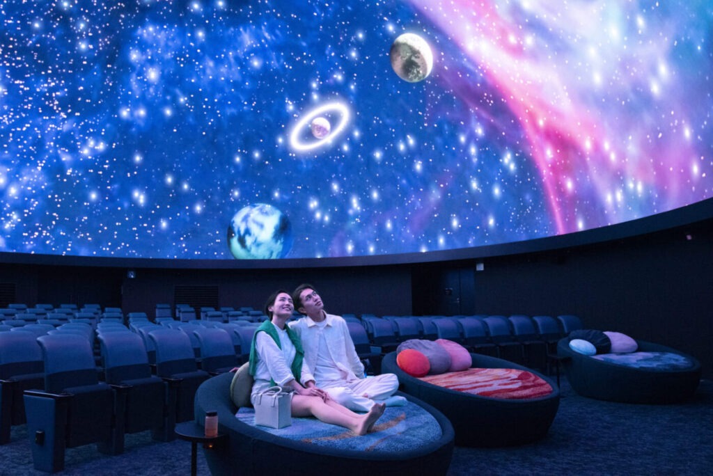 星空の下で距離が縮まる♡横浜のおすすめプラネタリウム＆カフェデート